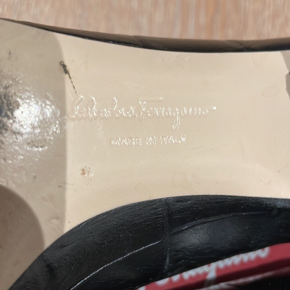 Pumps black embossed leather Ferragamo - Picture 5 of 6